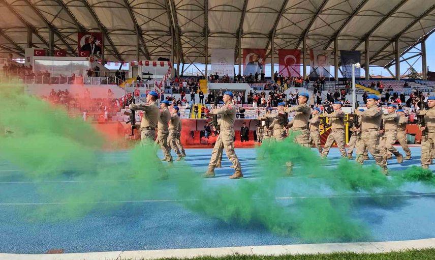 Zonguldak'ta 103. yıl coşkusu öğrencilerin gösterileri ve tören geçişleriyle yükseldi