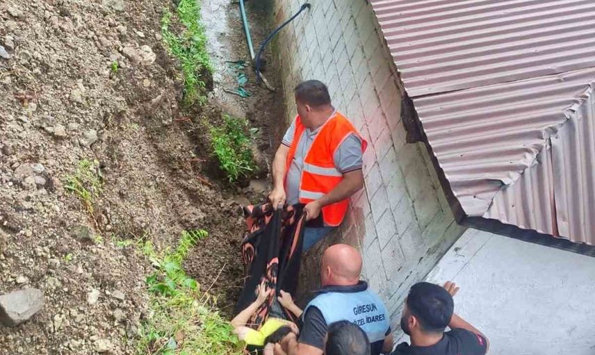 Giresun'da sağanak yolları dereye çevirdi, ekipler seferber: