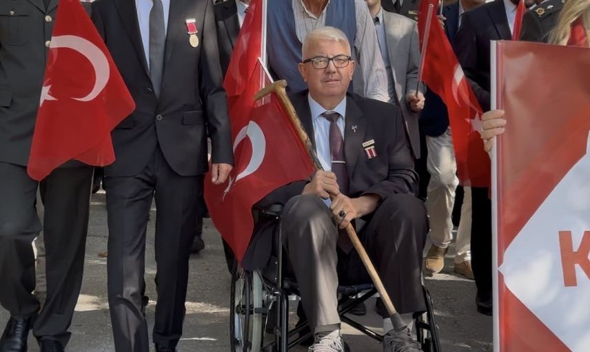Tekerlekli sandalyeyle kortejde örnek duruş sergiledi
