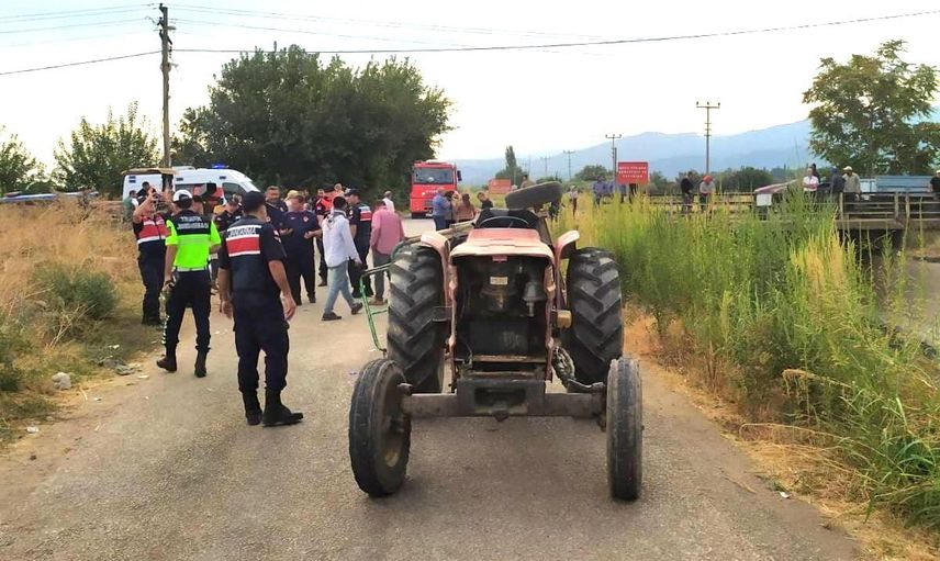 Üzüm sezonunda uyarı: Turgutlu'da işçi taşıyan traktör kasası devrildi