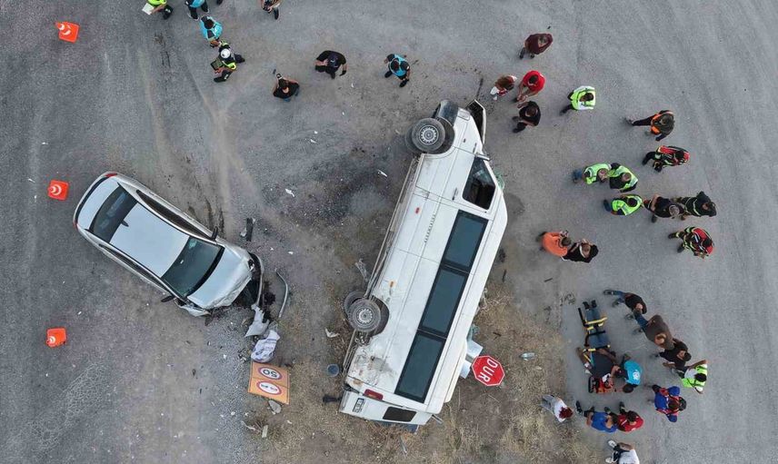 Kırıkkale'de şantiyeye giden servisle otomobil çarpıştı: 14 yaralı, hayati tehlike yok