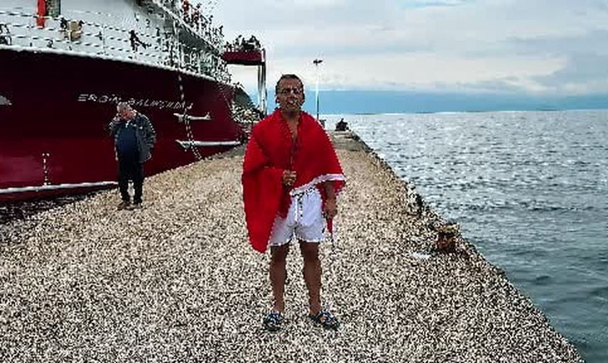 Yağmura inat Türk bayrağıyla denize giren Şahin Sevinç ilgi odağı oldu