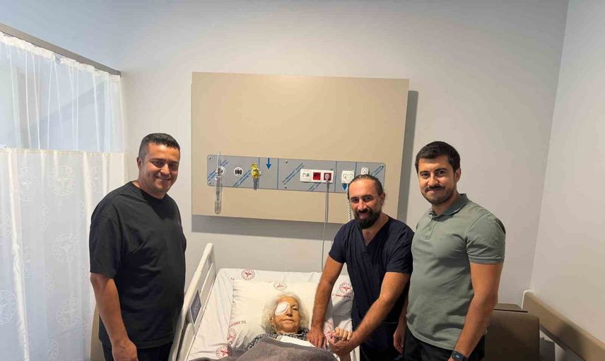 Marmaris'te 93 yaşındaki hastaya umut veren katarakt ameliyatı