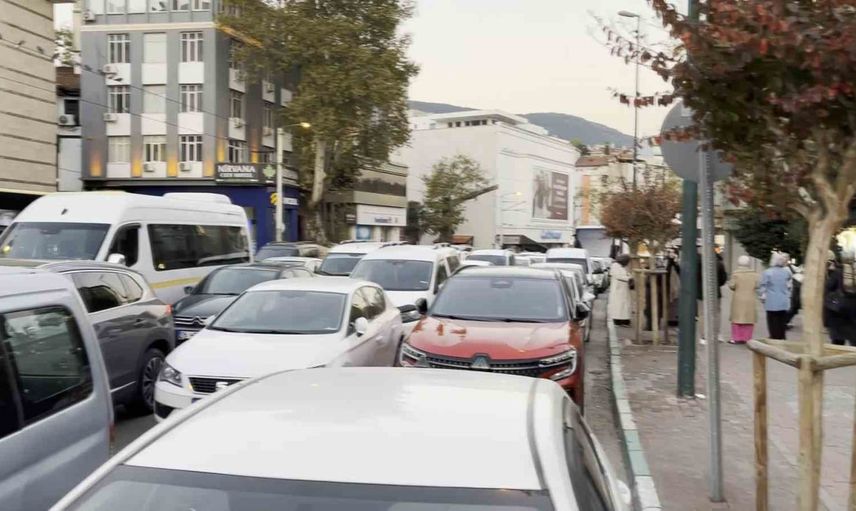 Ulucami önündeki sabah buluşması Atatürk Caddesi'nde trafiği daralttı