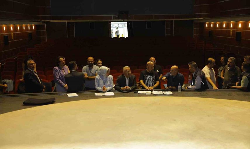 Büyükkılıç Kayseri Devlet Tiyatrosu'ndaki tadilat ve provaları yerinde inceledi