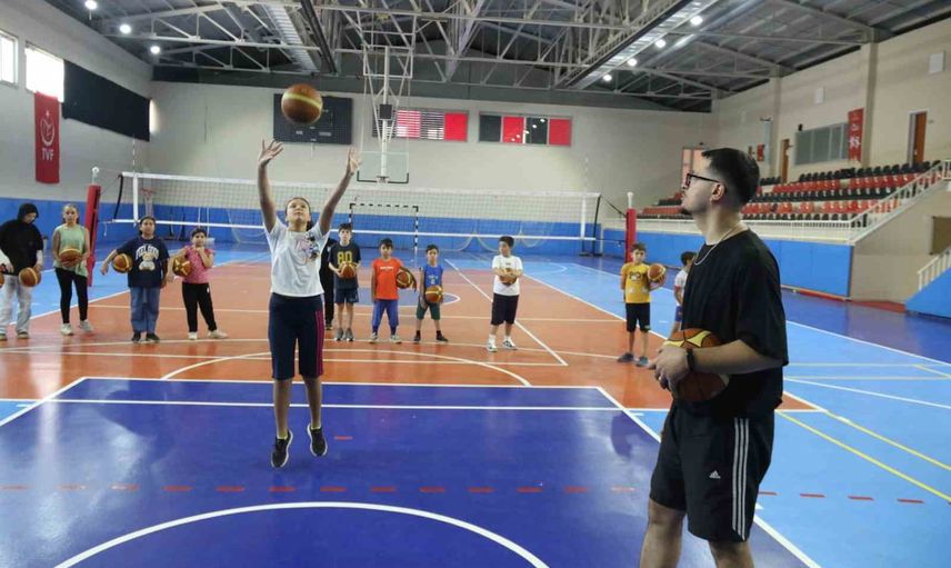 Sessiz lider sahada: işitme engelli antrenör genç basketbolcuları yetiştiriyor