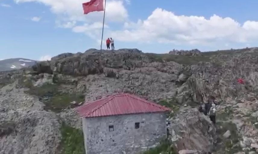 Balahor yaylasında yüksek rakımlı Taş Mescid bölgenin tarihine tanıklık ediyor