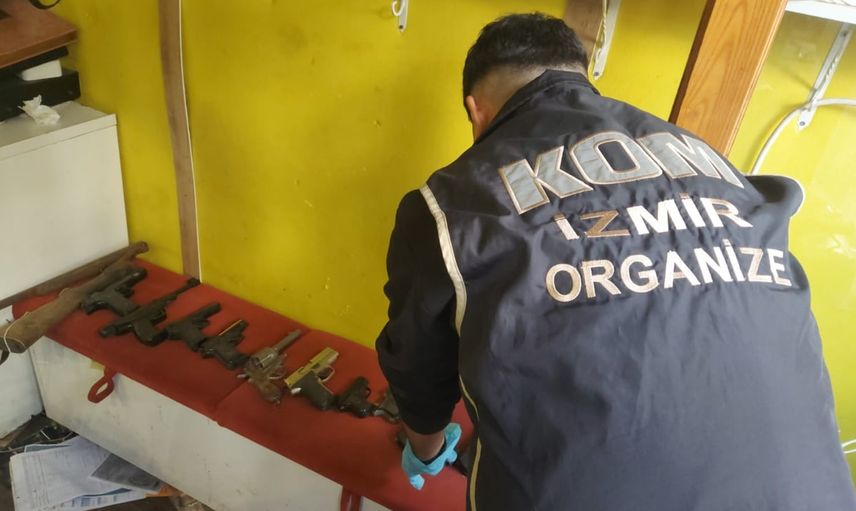 Tire'de depo olarak kullanılan adreste cephanelik bulundu