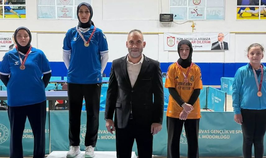 Genç raketler Sivas'ta madalya için ter döktü