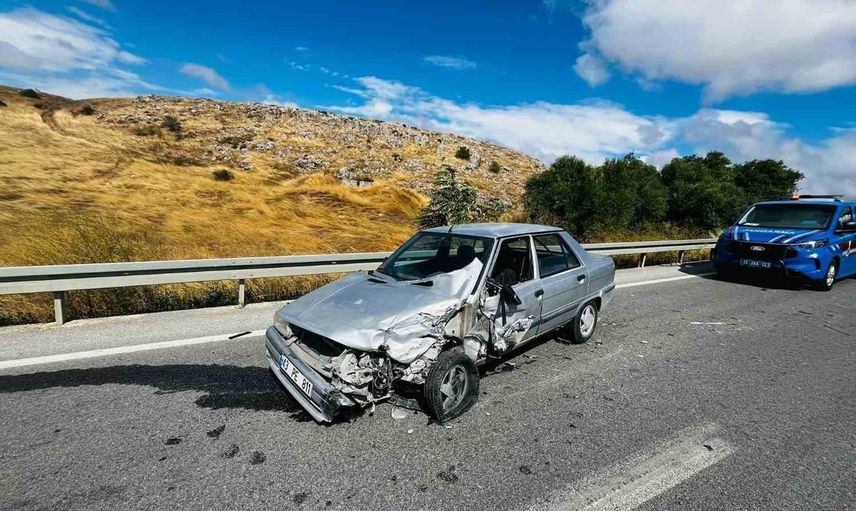 Bilecik'te Zemzemiye mevkiinde kamyon karşı şeride geçerek otomobile çarptı