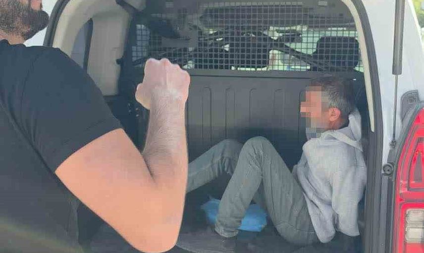 Uyuşturucudan tutuklandı: Akyazı'da cezaevi yolunda gazetecilere alaycı yanıt verdi