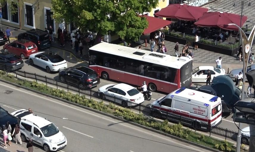Samsun'da cumhuriyet meydanı kavşağında sabah trafiği durma noktasına geldi