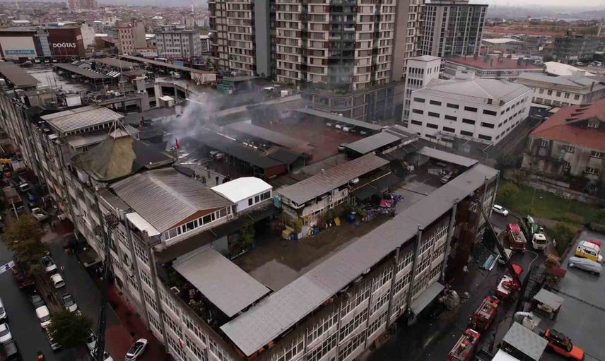 Bayrampaşa'da Baltaş sanayi sitesinde depo yangını kısa sürede söndürüldü