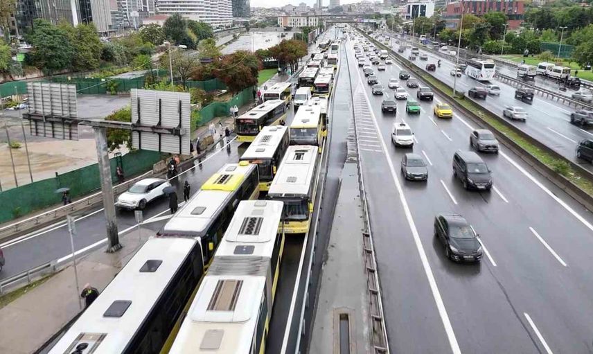 Göztepe'de İETT arızası duraklarda ve ana yolda yoğunluk yarattı