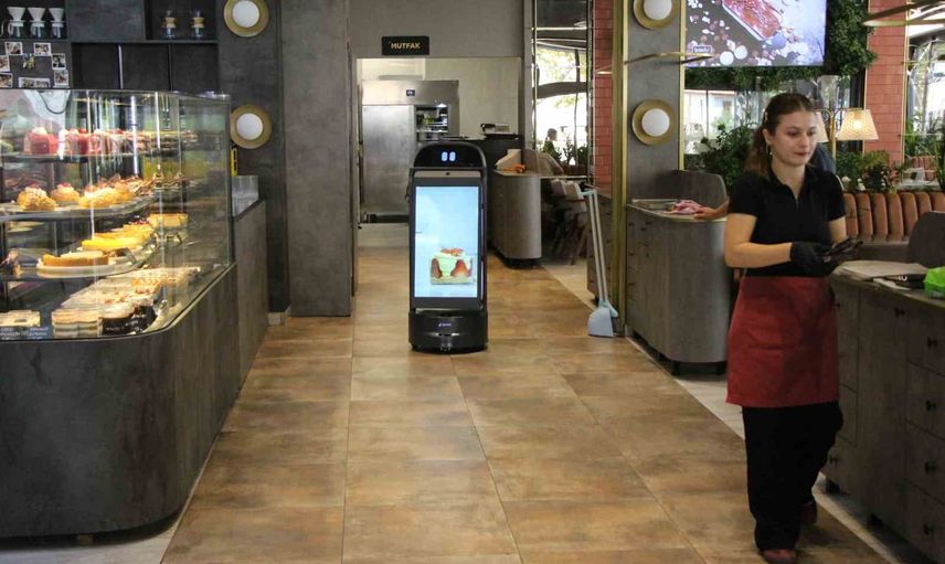 amasya’da servis robotu 'Gayretli' rotasından çıkıp merdivenlerden düştü, kısa süre izinli sayıldı
