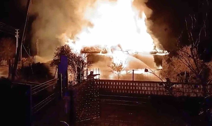 Kastamonu Obruk'ta boş iki katlı ahşap ev yangında kullanılamaz hale geldi