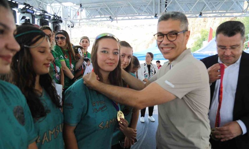 Rumkale'de Fırat kıyısında dragon botlarda ekipler kupalara ulaştı