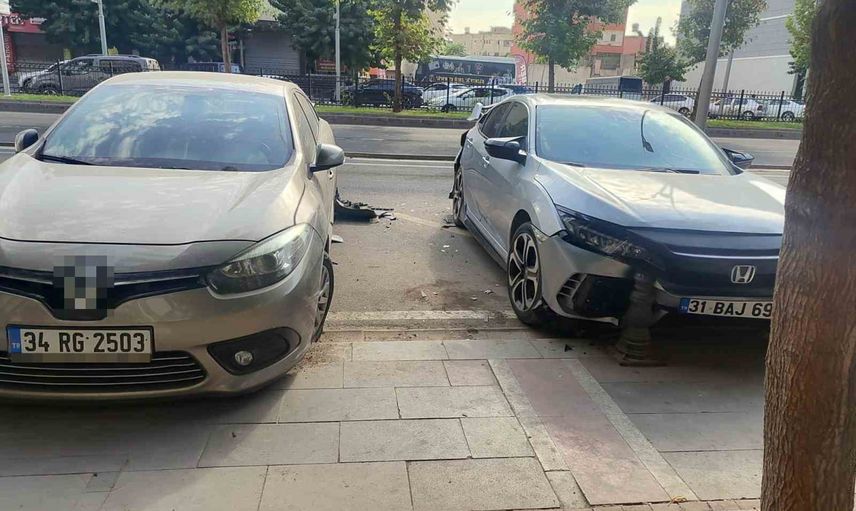 Kontrolden çıkarak park halindeki iki araca çarpan sürücü olay yerini terk etti