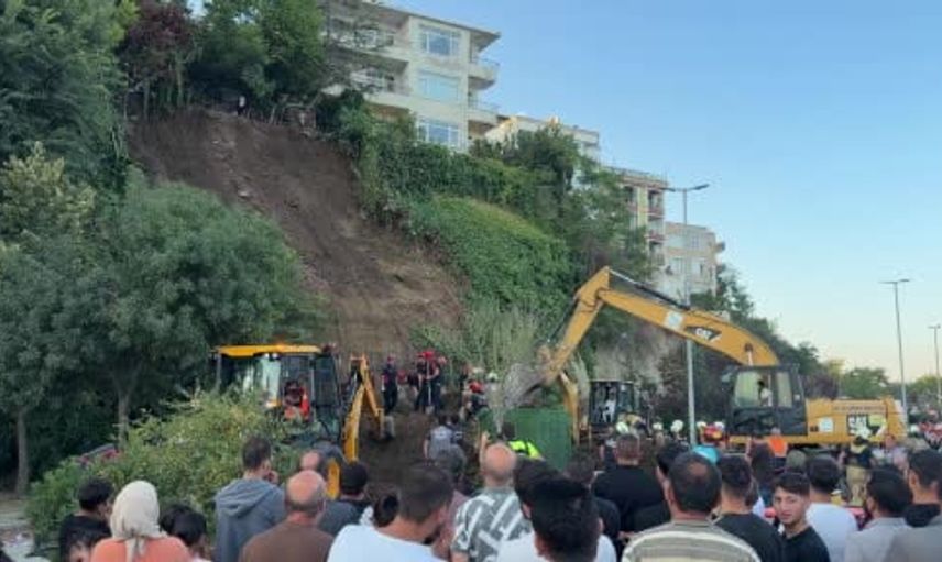 Büyükçekmece Mimar Sinan sahilinde toprak kayması, arama kurtarma devam ediyor