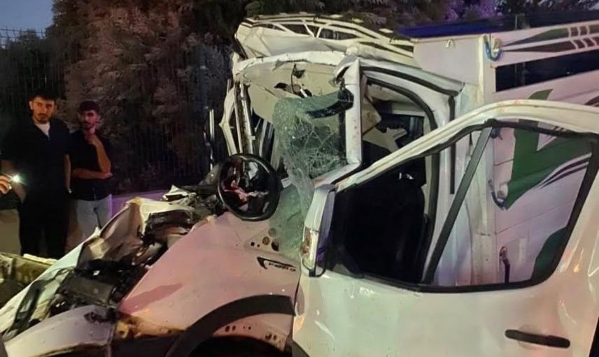 Bingöl'de Yenibaşlar mevkiinde arkadan çarpışma: pikap sürücüsü yaralandı