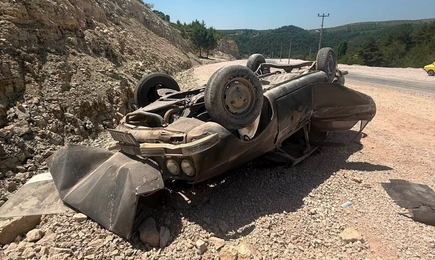 Mıcıra kapılan otomobil takla attı, Gördes'te üç kişi yaralandı