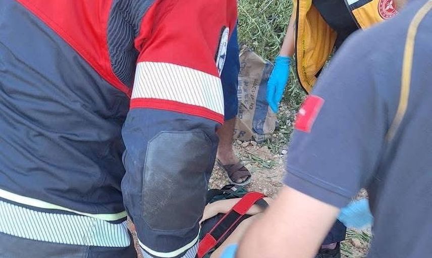 Altınözü'nde devrilen traktörün altında kalan üç kişi ekip müdahalesiyle kurtarıldı