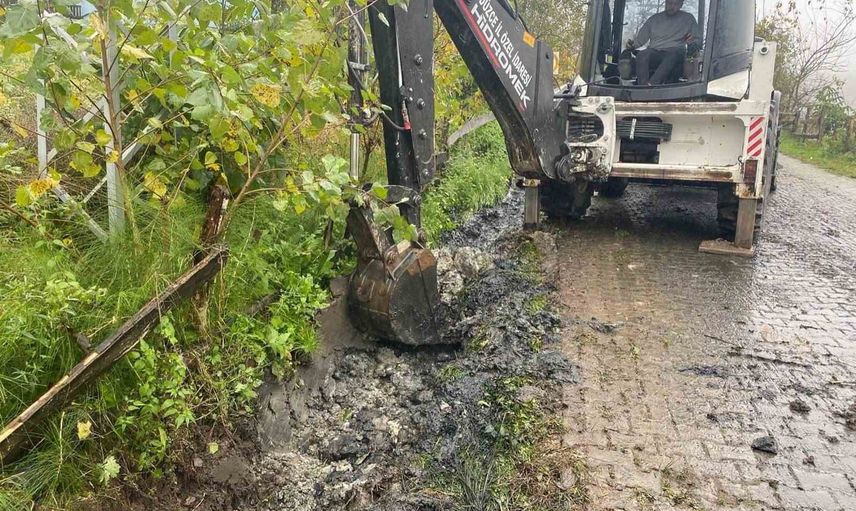 Tavak köyünde yağmur suyu kanalları temizlendi