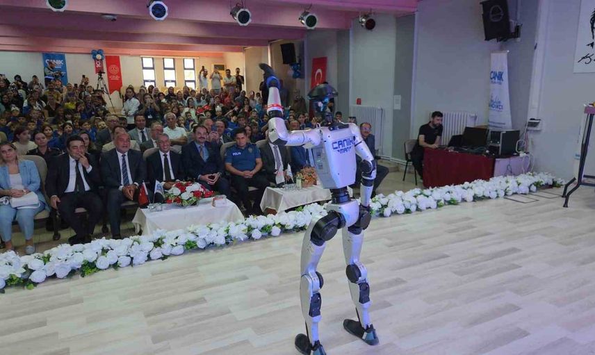 Canik'ten ilk gün sürprizi: birinci sınıflara çanta ve kırtasiye desteği