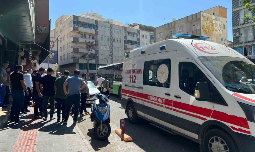 Kapının açılması kaza getirdi: Batman'da belediye otobüsü ile motosiklet çarpıştı