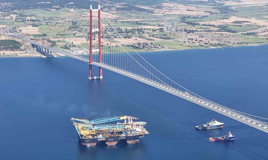 Devasa boru döşeme gemisi Saıpem 7000, 1915 Çanakkale Köprüsü altından geçti