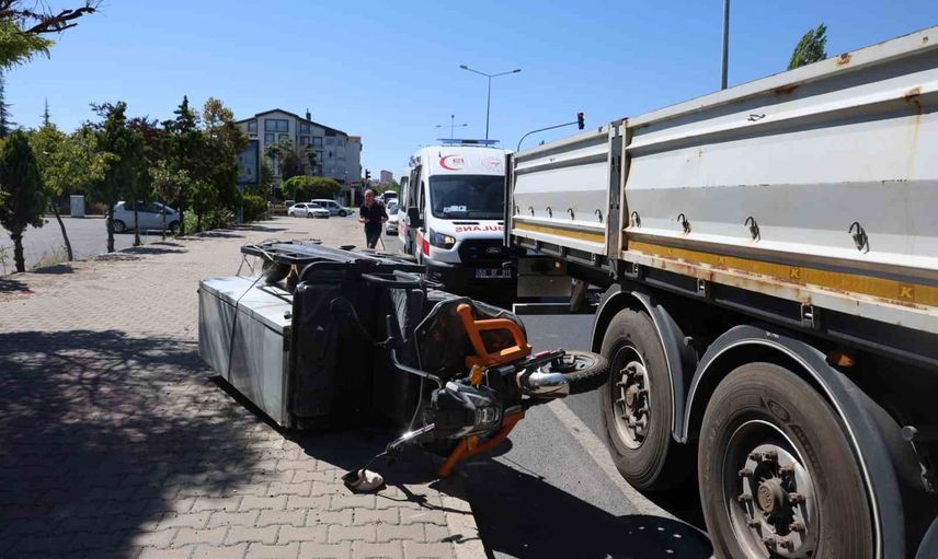 Ambulansa yol açarken kaldırıma savrulan motosikletin sürücüsü yaralandı