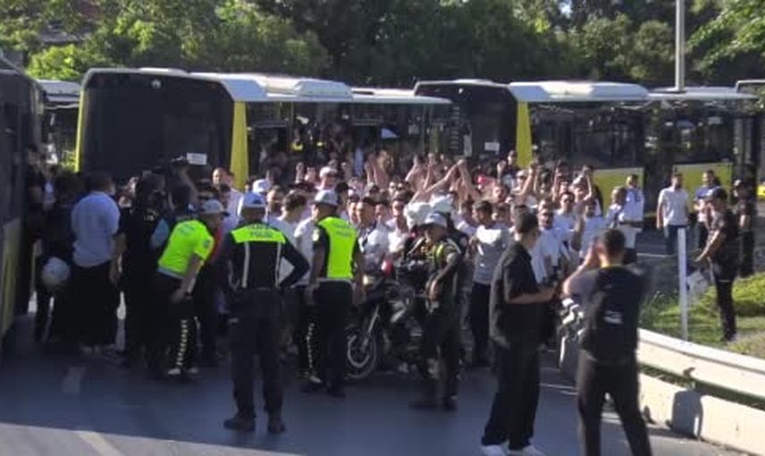 Kadıköy'de siyah-beyaz dalga: Beşiktaşlılar derbi için yola çıktı