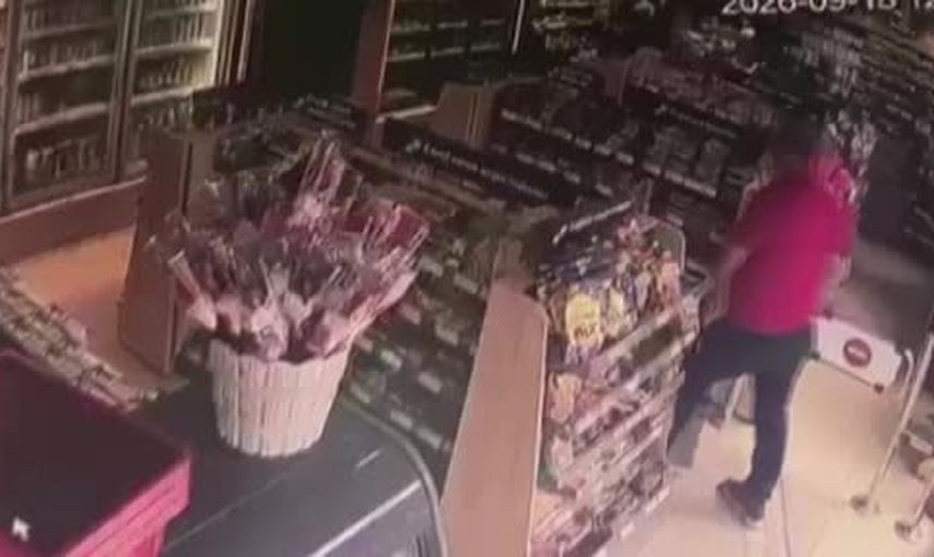 Esenyurt’ta benzin istasyonunda pompacıya tabancayla saldırı anları kayıtta