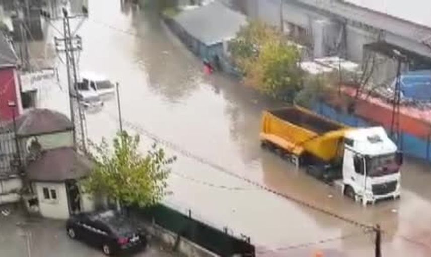 Sultangazi'de sele karşı dayanışma: öğrenci sırtında güvenle taşındı