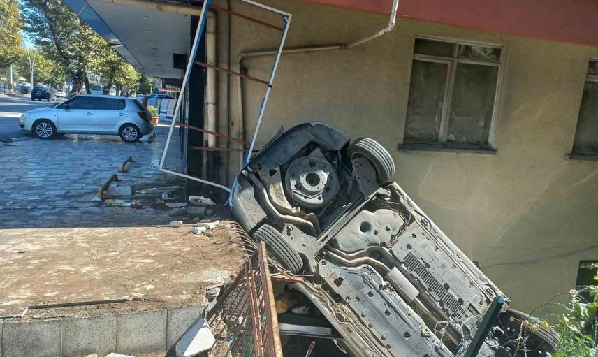 Ankara'da Şehit Ömer Halisdemir Bulvarı'nda yan yol manevrası kazaya yol açtı: 1 yaralı