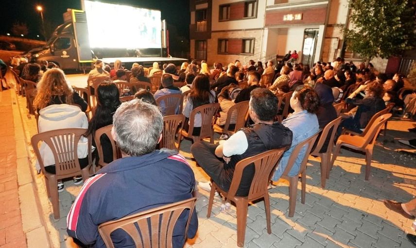 Perde ışığında mahalle dayanışması: açık hava sinemasında nostalji