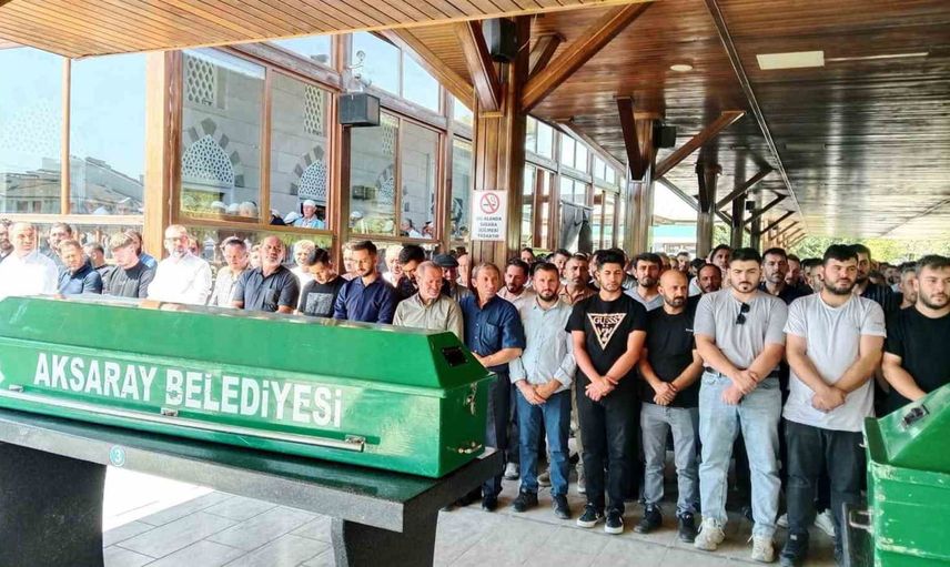 Aksaray'da 5. kattan düşen Zeynep Nazlı Öztaş son yolculuğuna uğurlandı