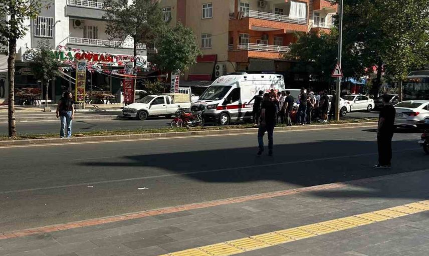 Diyarbakır'da caddede geçiş anında motosikletle çarpışma: yaya hastaneye kaldırıldı