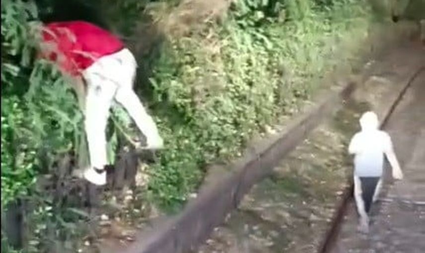 Alsancak'ta raylara girip hareket halindeki treni engelleyen 2 kişi treni taşladı