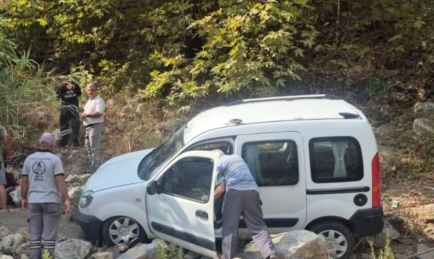 Alanya’da kontrolden çıkan araç şarampole yuvarlandı, 3 kişi hafif yaralandı