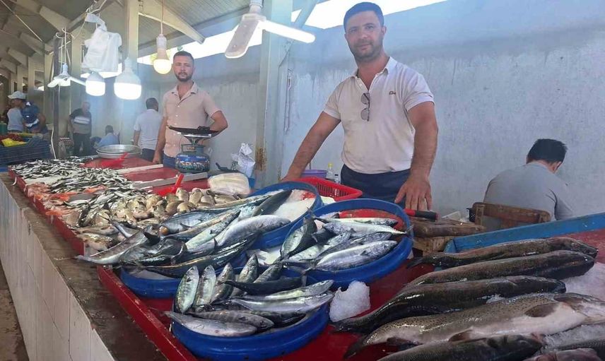 Hisarcık'ta palamut revaçta, tezgahlar çeşitli balıklarla dolu