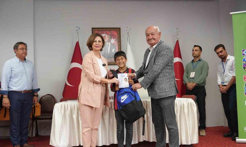 Eskişehir'de 12 ilçede bin 800'ü aşkın çanta ile öğrencilere eğitim desteği