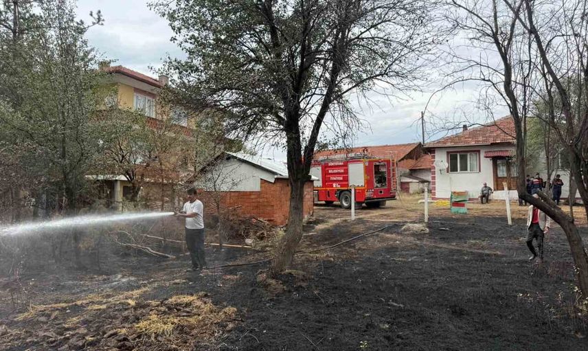 Dörtdivan'da evlerin bitişiğindeki otluk alana müdahale: yangın söndürüldü