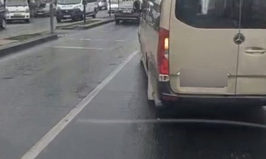 Esenyurt'ta dolmuşun İETT otobüsünü tekrar tekrar önünü kapatma girişimi yolcuları rahatsız etti