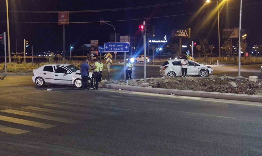 Bağlar'da çarpışan iki otomobilde yedi kişi yaralandı