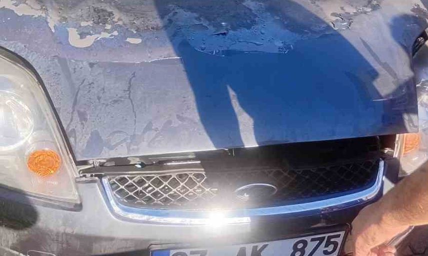 Kapuz caddesi'nde motor bölümündeki yangın park halindeki otomobili kullanılmaz bıraktı
