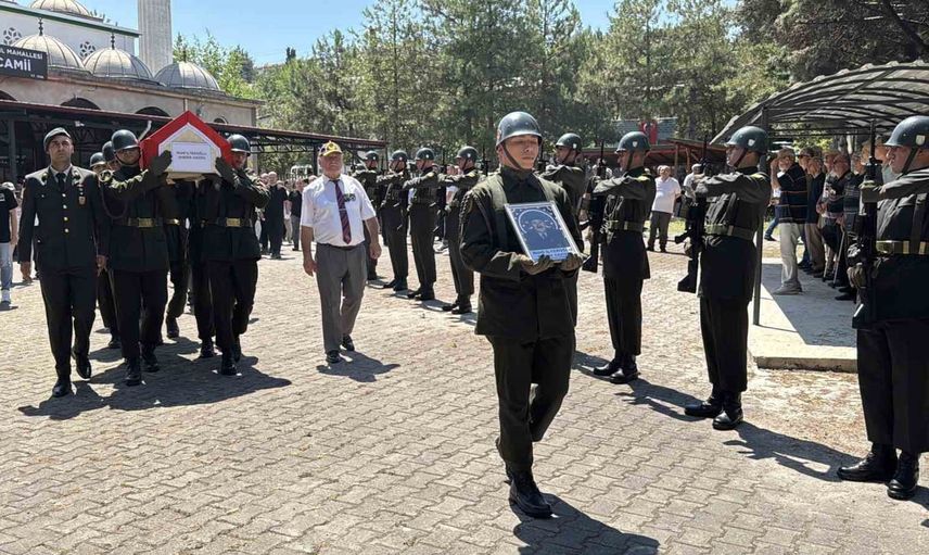 Vatan hizmetinin izleri Karabük'te: Kıbrıs gazisi Ruhi İlteroğlu son yolculuğuna uğurlandı