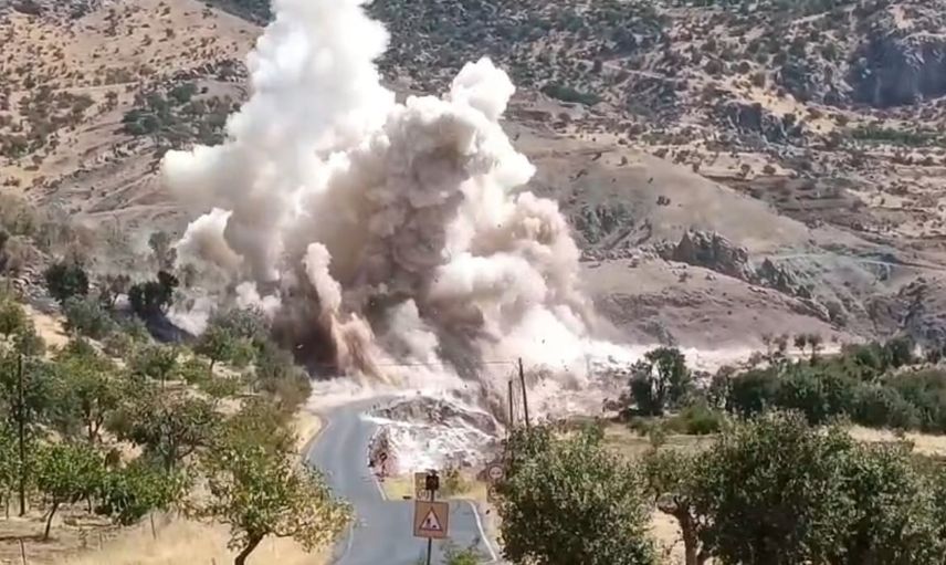 Siirt-Pervari hattında toz bulutu bırakan kontrollü patlatma görüntülendi