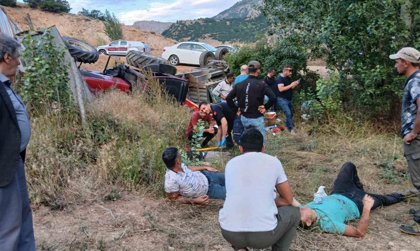 Suşehri’de kontrolünü kaybeden traktör şarampole yuvarlandı: dört kişi yaralandı