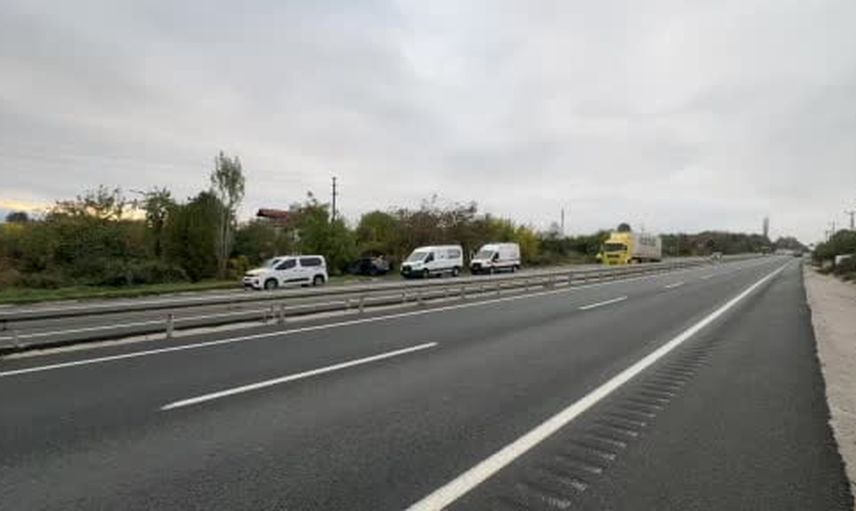 Tosya'da cip hafif ticari araca çarpıp ağaca vurdu, sürücü olay yerinden kaçtı